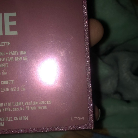 💕HOST PICK🤍 kylie birthday palette + extra shade - Picture 4 of 8